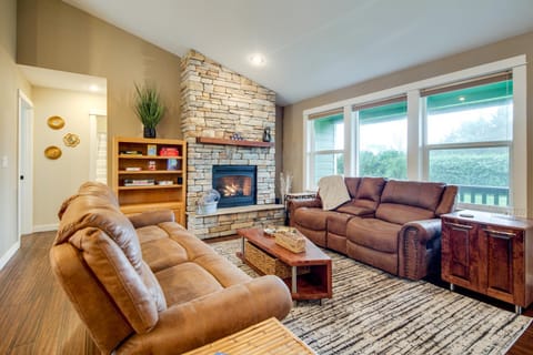 Less Than 2 Blocks to Beach! Pet-Friendly Home in Moclips House in Pacific Beach