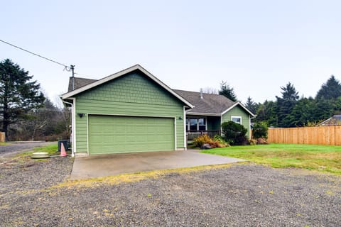 Less Than 2 Blocks to Beach! Pet-Friendly Home in Moclips House in Pacific Beach