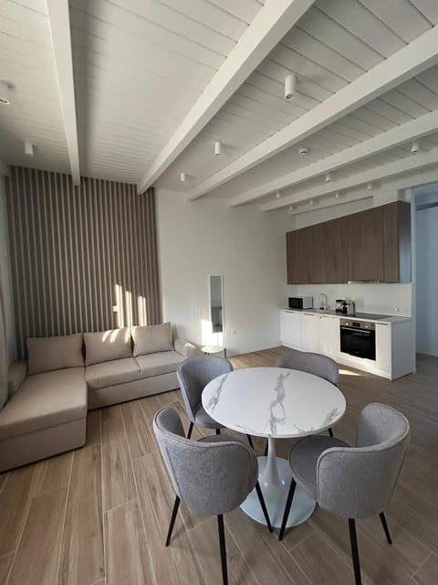 Kitchen or kitchenette, Seating area, Dining area