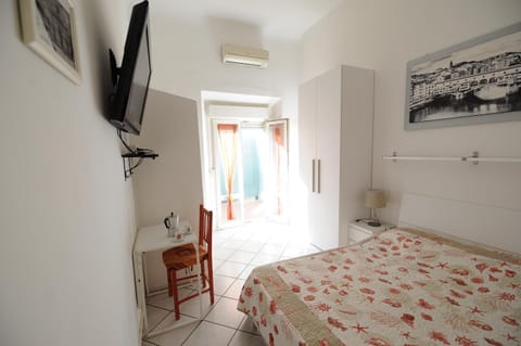 Bed, TV and multimedia, Photo of the whole room, Bedroom, hair dresser, air conditioner