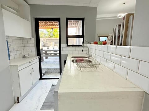 Spacious house for 11 Guests near Canal Walk Mall House in Cape Town