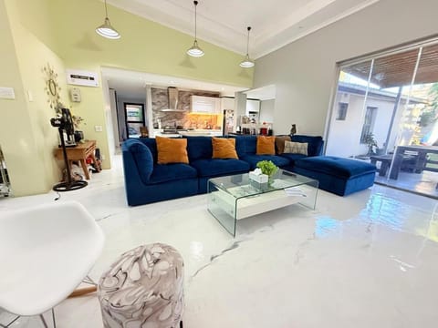 Spacious house for 11 Guests near Canal Walk Mall House in Cape Town