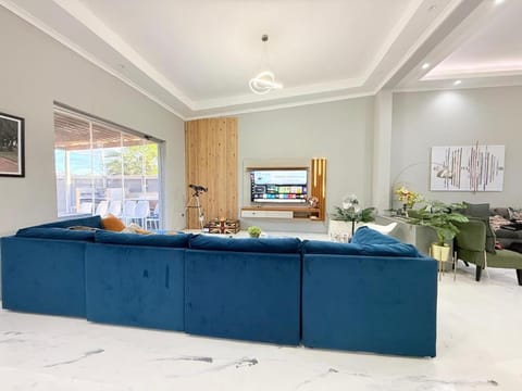 Spacious house for 11 Guests near Canal Walk Mall House in Cape Town