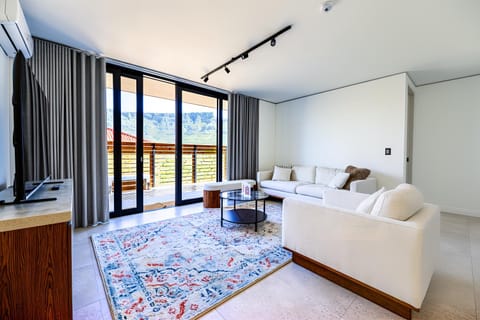 Lounge or bar, City view, Mountain view
