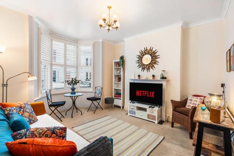 TV and multimedia, Living room, Decorative detail, Seating area, Dining area, heating, internet