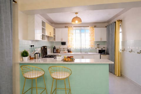 Coffee/tea facilities, Kitchen or kitchenette, Dining area