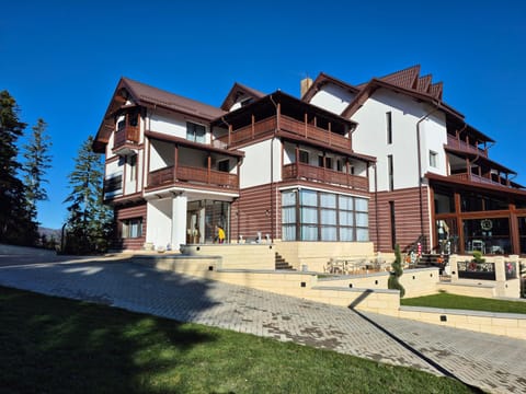Property building, Restaurant/places to eat, Day, Sauna, Photo of the whole room, Mountain view, Swimming pool, Parking, wedding