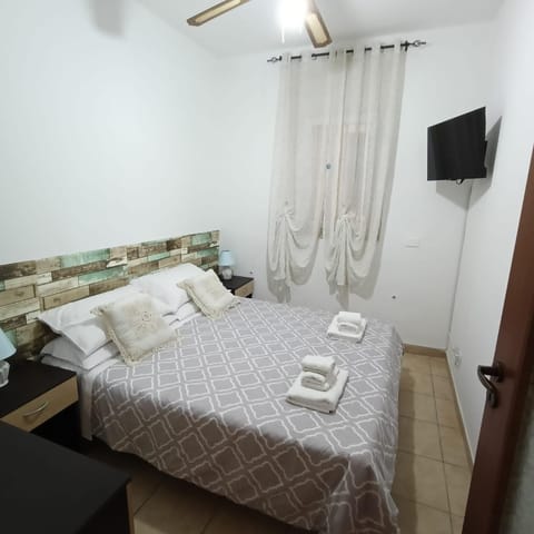 Bed, TV and multimedia, Bedroom, towels