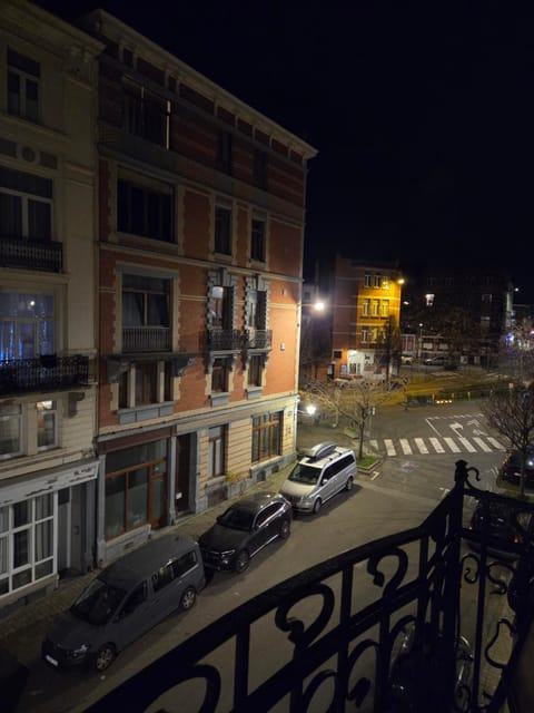Pb155, balcony with street view Bed and Breakfast in Ixelles