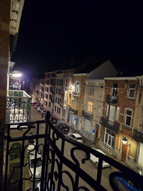 Pb155, balcony with street view Bed and Breakfast in Ixelles