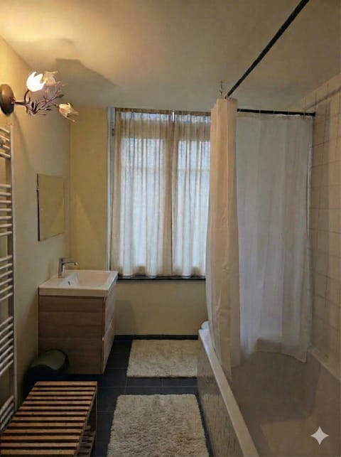 Pb155, balcony with street view Bed and Breakfast in Ixelles