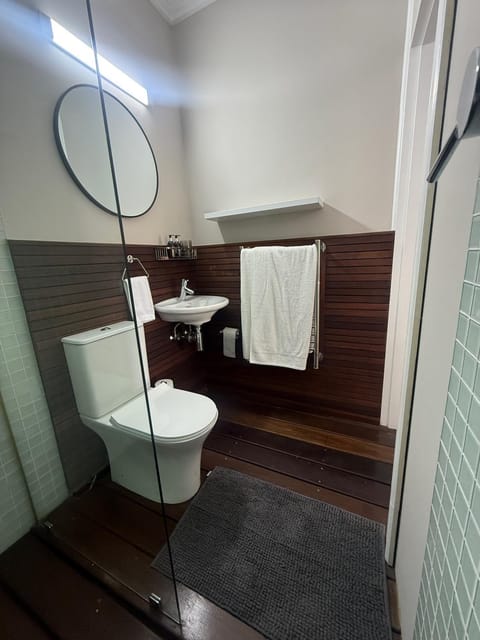 Shower, bidet, towels