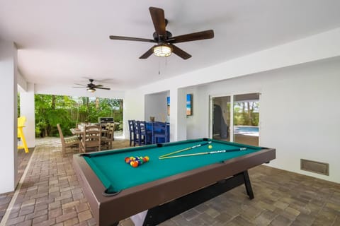 Bermuda Bay: 1.5 Blocks to Beach! Pool Spa, Rooftop Deck House in Anna Maria Island