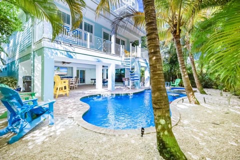 Bermuda Bay: 1.5 Blocks to Beach! Pool Spa, Rooftop Deck House in Anna Maria Island