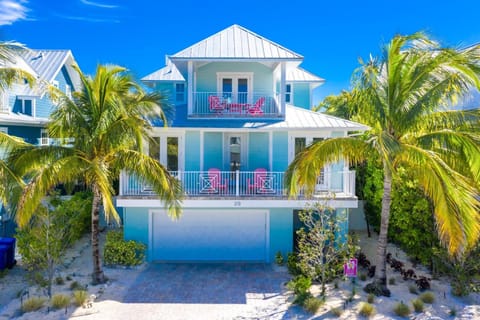 Bermuda Bay: 1.5 Blocks to Beach! Pool Spa, Rooftop Deck House in Anna Maria Island