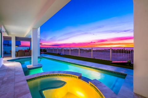 Bikini's & Martini's Beachfront: Direct Gulf Front! Pool, Spa, Pro-Series Loaded Game Room & Arcade House in Holmes Beach