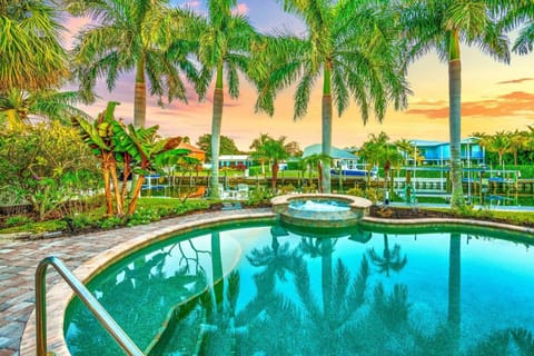 Bikini's & Martini's Waterfront Canal: 1 Block to Beach! Dock! On Canal! Anna Maria Life House in Holmes Beach