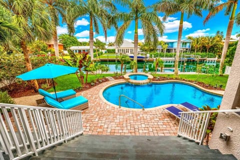 Bikini's & Martini's Waterfront Canal: 1 Block to Beach! Dock! On Canal! Anna Maria Life House in Holmes Beach