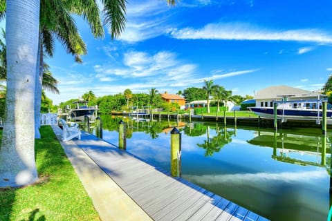 Bikini's & Martini's Waterfront Canal: 1 Block to Beach! Dock! On Canal! Anna Maria Life House in Holmes Beach