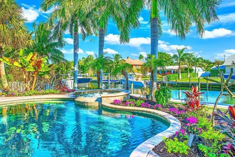 Bikini's & Martini's Waterfront Canal: 1 Block to Beach! Dock! On Canal! Anna Maria Life House in Holmes Beach