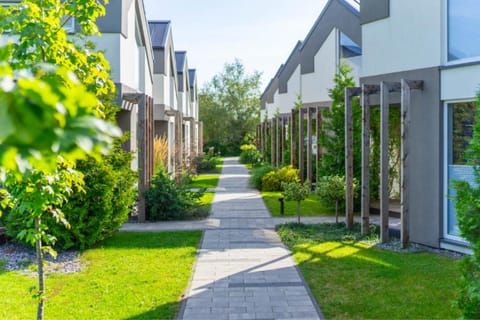 Property building, Spring, Day, Neighbourhood, Natural landscape, Garden, Garden view, Street view
