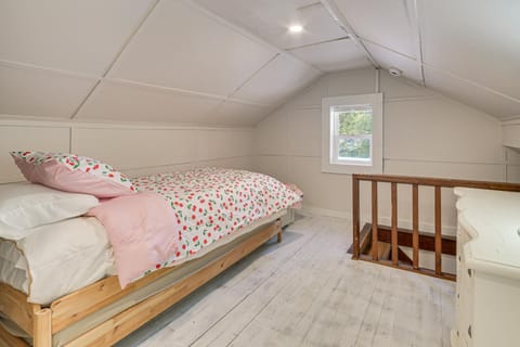 Sturgeon River Gem! Outdoor recreation galore House in Indian River