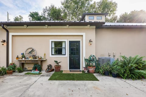 Canal-Front Retreat with Hot Tub and Dock in Tavares Apartment in Tavares