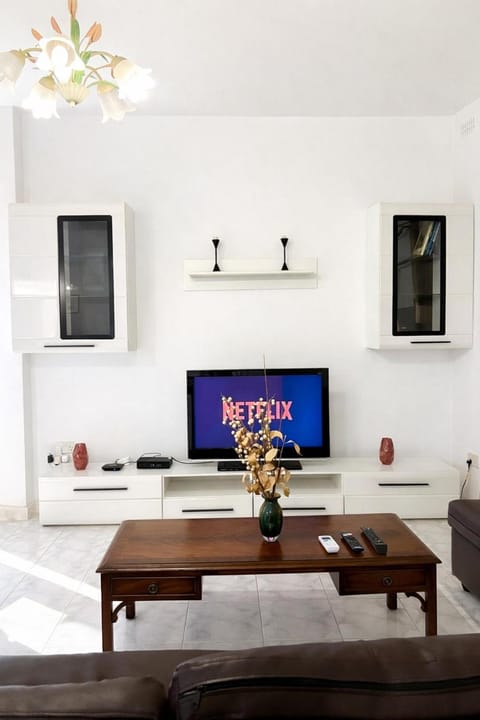 Communal lounge/ TV room, TV and multimedia, Living room, Seating area, Evening entertainment