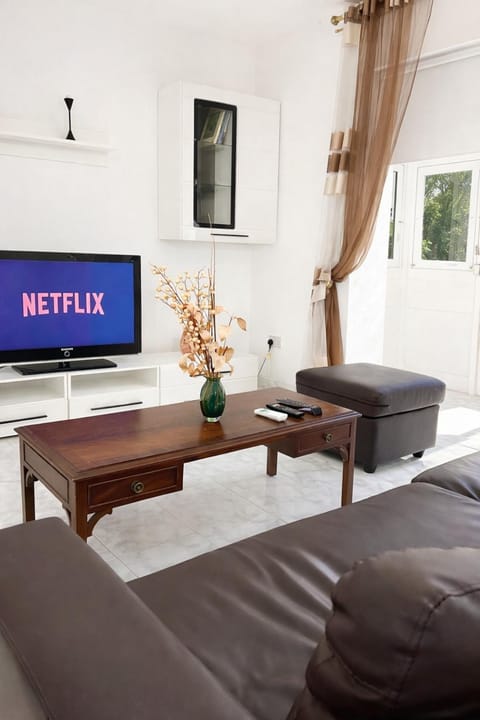 Communal lounge/ TV room, TV and multimedia, Living room, Seating area, Evening entertainment