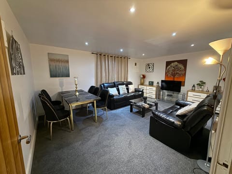 TV and multimedia, Living room, Decorative detail, Seating area, Dining area, furniture
