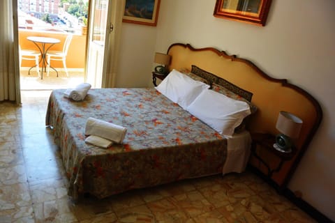Photo of the whole room, City view