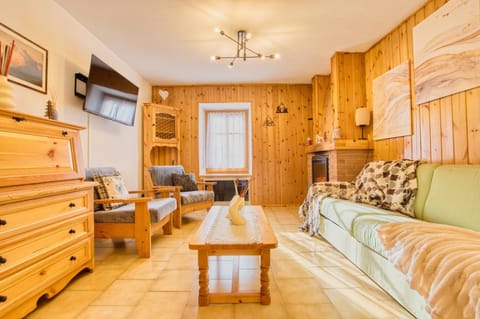Communal lounge/ TV room, Bed, TV and multimedia, Living room, Photo of the whole room, Seating area, Bedroom, fireplace