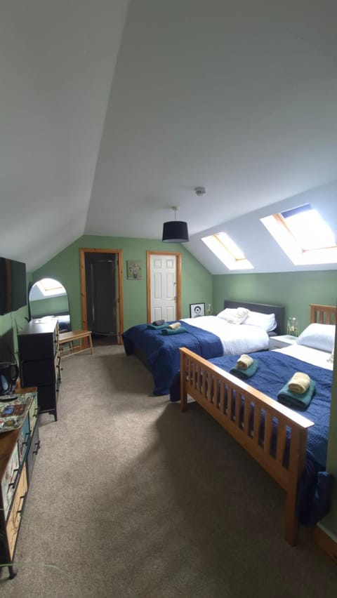 Bed, TV and multimedia, Photo of the whole room, Bedroom