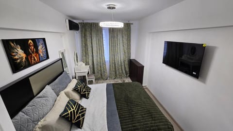 Bed, TV and multimedia, Photo of the whole room, Bedroom