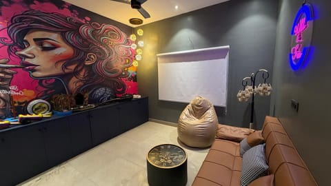 Lounge or bar, Seating area