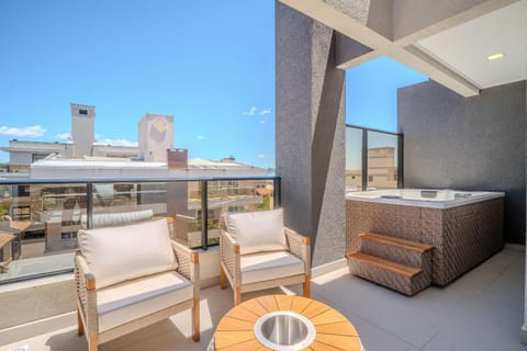 Hot Tub, Seating area