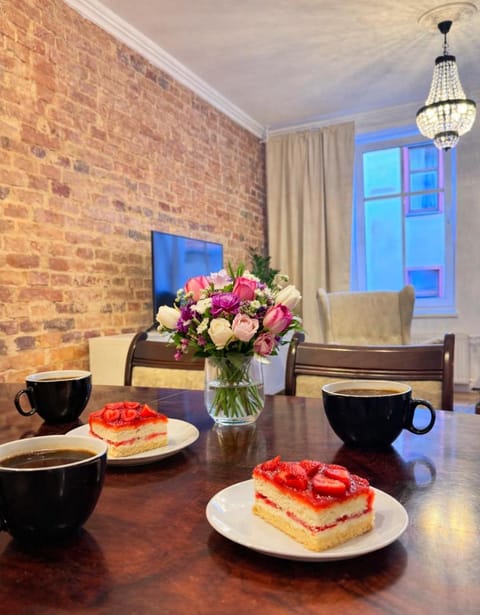 TV and multimedia, Living room, Food and drinks, Seating area, Dining area, Food, Breakfast