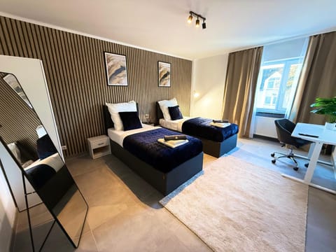Bed, TV and multimedia, Seating area, Bedroom, towels