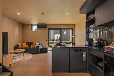 Kitchen or kitchenette, Seating area, oven, stove