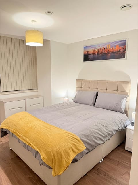 2 Bed Apartment, Free Parking, Broad St Bham City Centre, Sleeps 4 Apartment in Birmingham