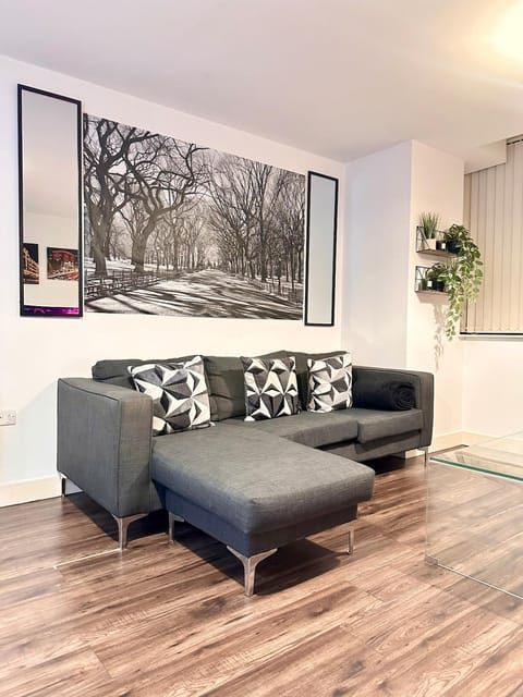 2 Bed Apartment, Free Parking, Broad St Bham City Centre, Sleeps 4 Apartment in Birmingham