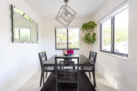 Centrally Located Modern 2bdr Home w Fast WiFi & Parking House in Miami Shores