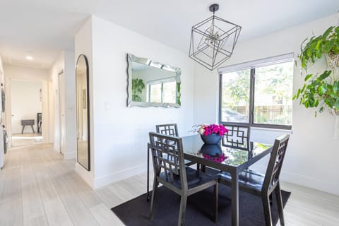 Centrally Located Modern 2bdr Home w Fast WiFi & Parking House in Miami Shores