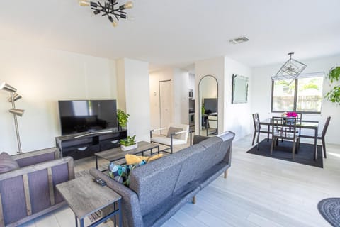 Centrally Located Modern 2bdr Home w Fast WiFi & Parking House in Miami Shores