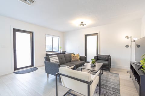 Centrally Located Modern 2bdr Home w Fast WiFi & Parking House in Miami Shores