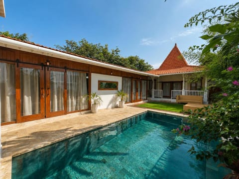 Property building, Patio, Day, Garden, Garden view, Pool view, Swimming pool, sunbed