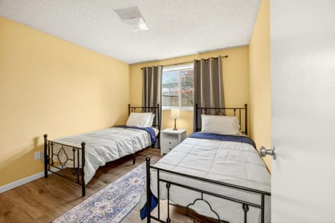 Clearview Comfort- 3BR near Airport! House in Medford