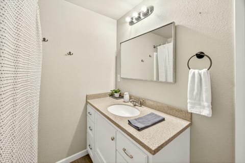 Clearview Comfort- 3BR near Airport! House in Medford