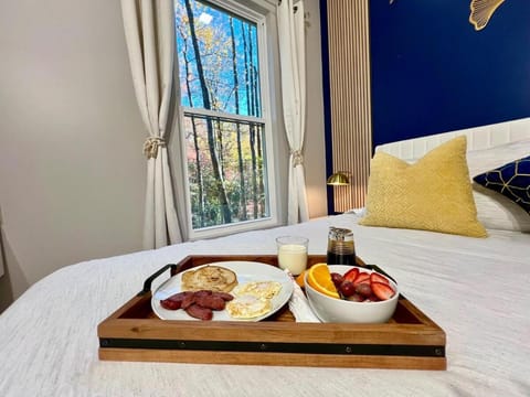 Creekside Guest House Mountains & Relax to the soothing sound of the creek House in Mills River