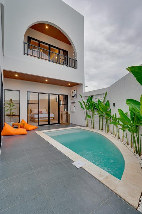 Property building, Balcony/Terrace, Pool view, Swimming pool